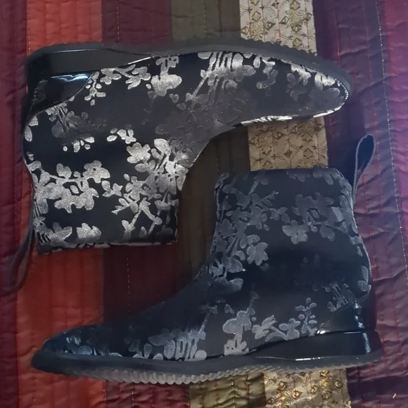 AMALFI* Emiliano soft floral ankle boot w/patent accent slight wedge sole sz 6.5 - Picture 5 of 13